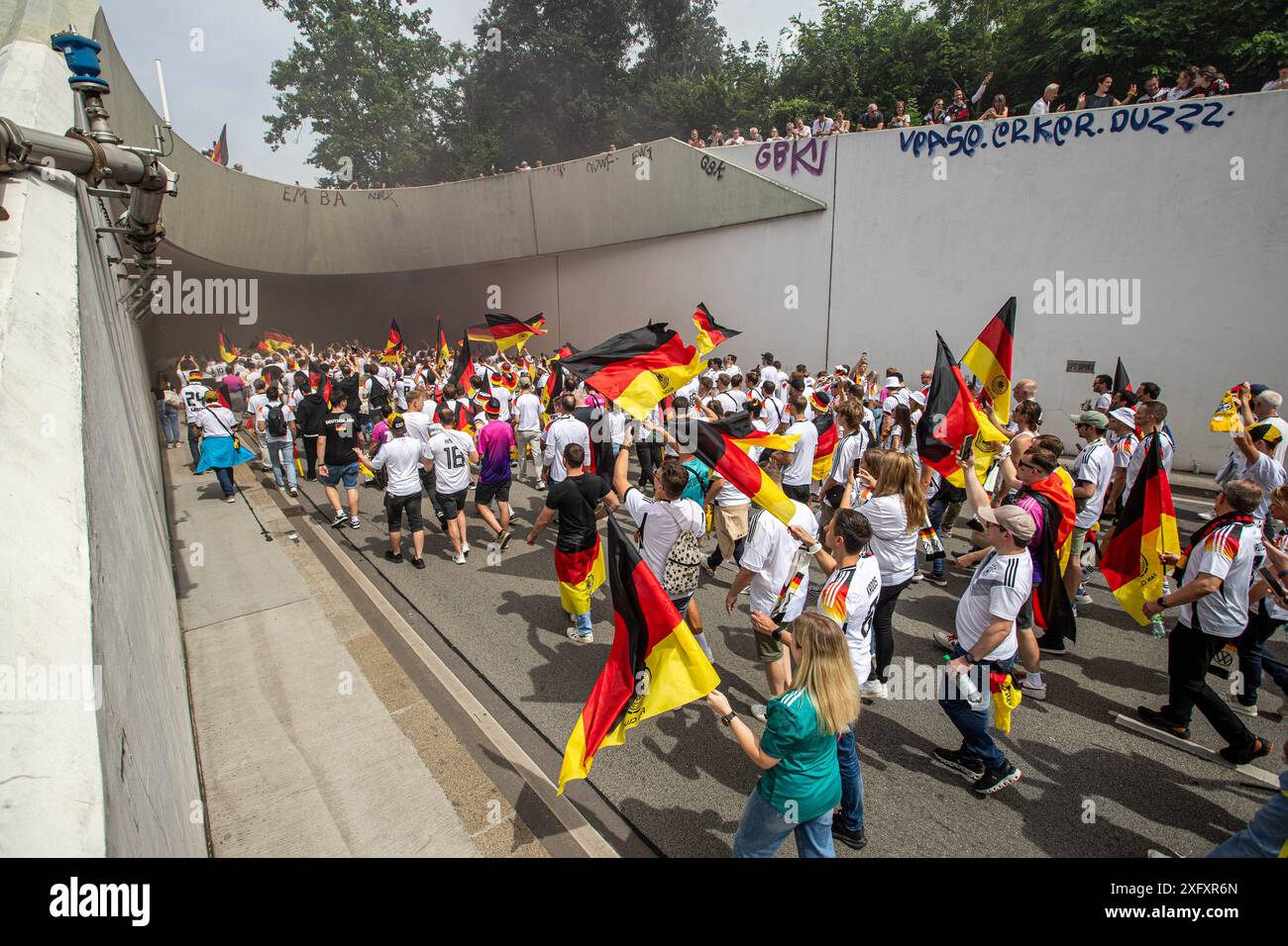 Deutscher fanmarsch in Stuttgart zum Viertelfinale der UEFA Euro 2024 *** deutscher fanmarsch in Stuttgart für das Viertelfinale der UEFA Euro 2024 Copyright: XSimonxAdomatx Stockfoto