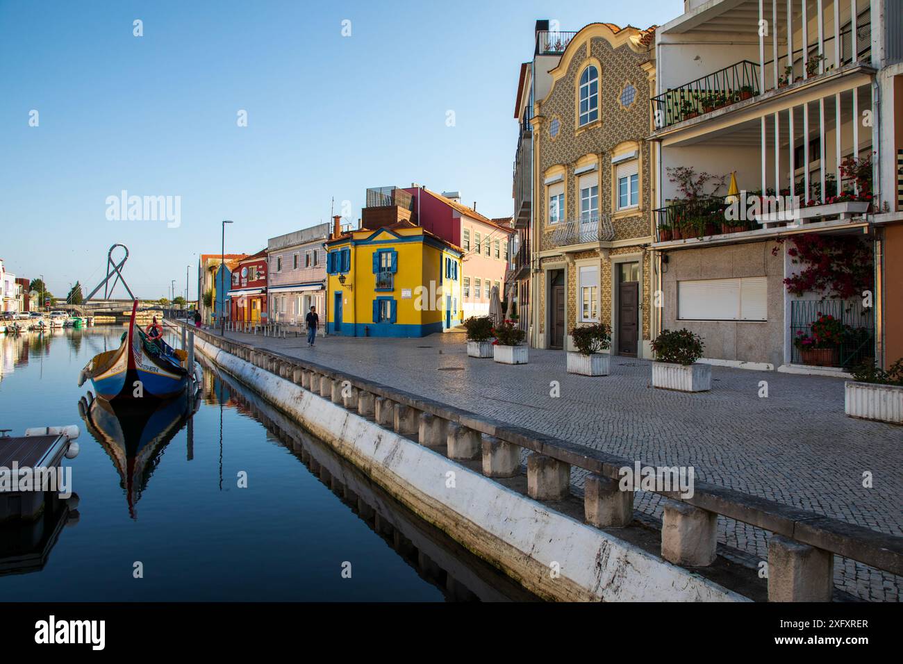 Aveiro, Portugal, 26. Juni 2024; farbenfrohe Jugendstilgebäude und -Boote in Aveiro, Centro Region von Portugal Stockfoto