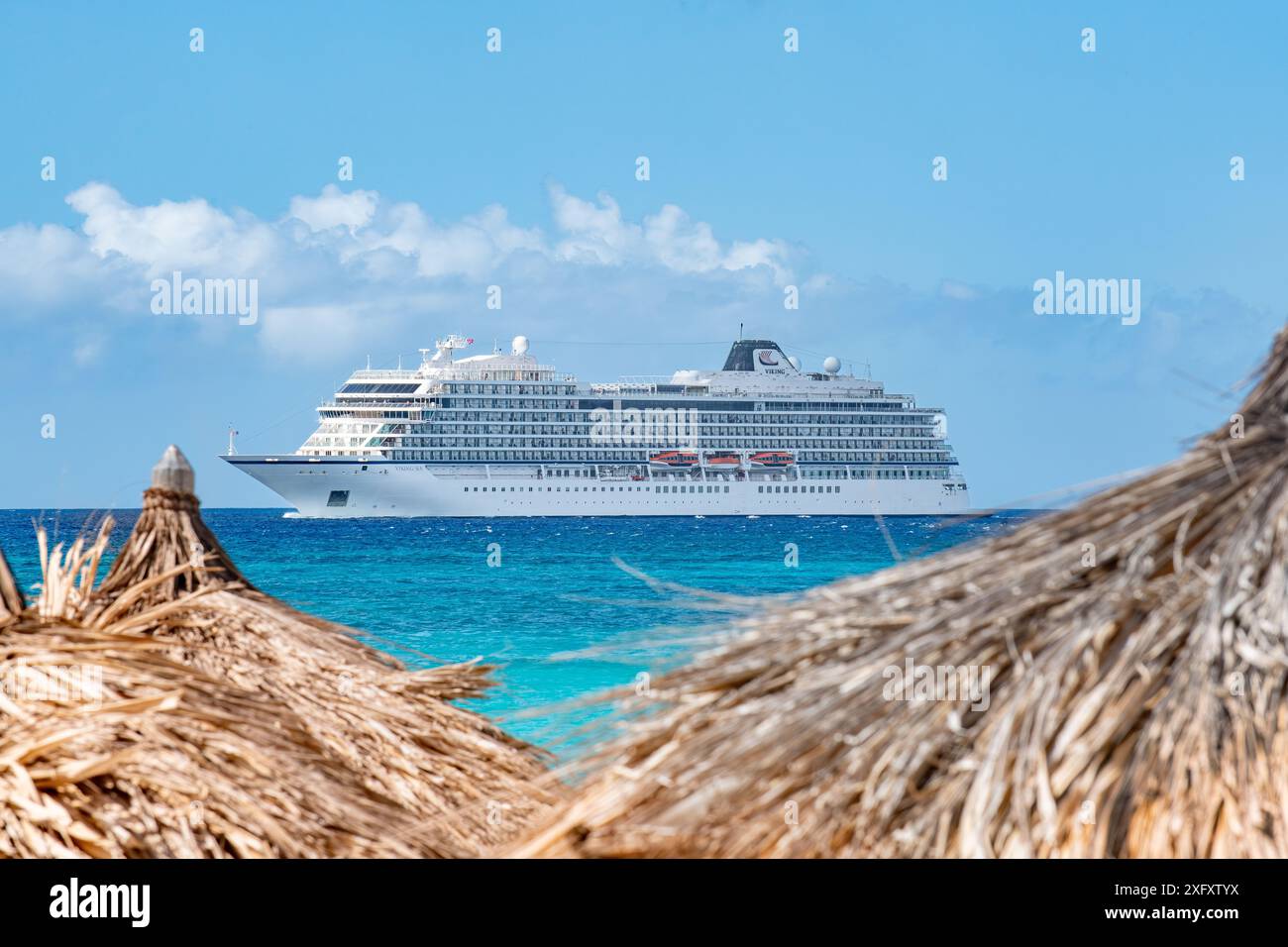 Kreuzfahrtschiff im tropischen karibischen blauen Wasser - Aruba Urlaub Ozeanliner mit Grashütten - Wikingerkreuzfahrten Stockfoto