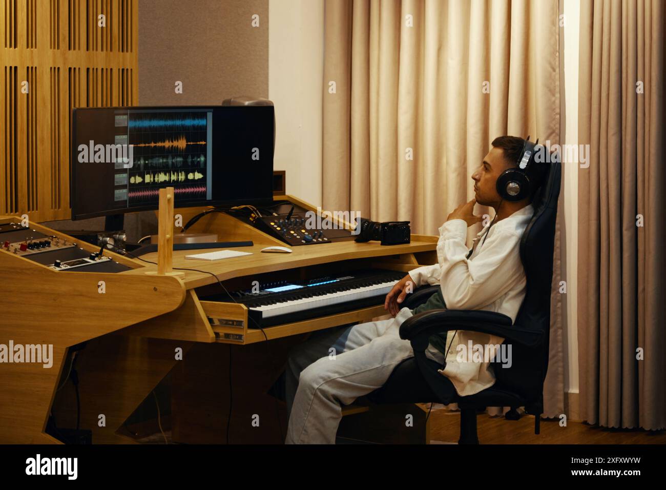 Composer Recording New Song On Control Panel (Neuer Titel Auf Der Systemsteuerung Aufzeichnen) Stockfoto