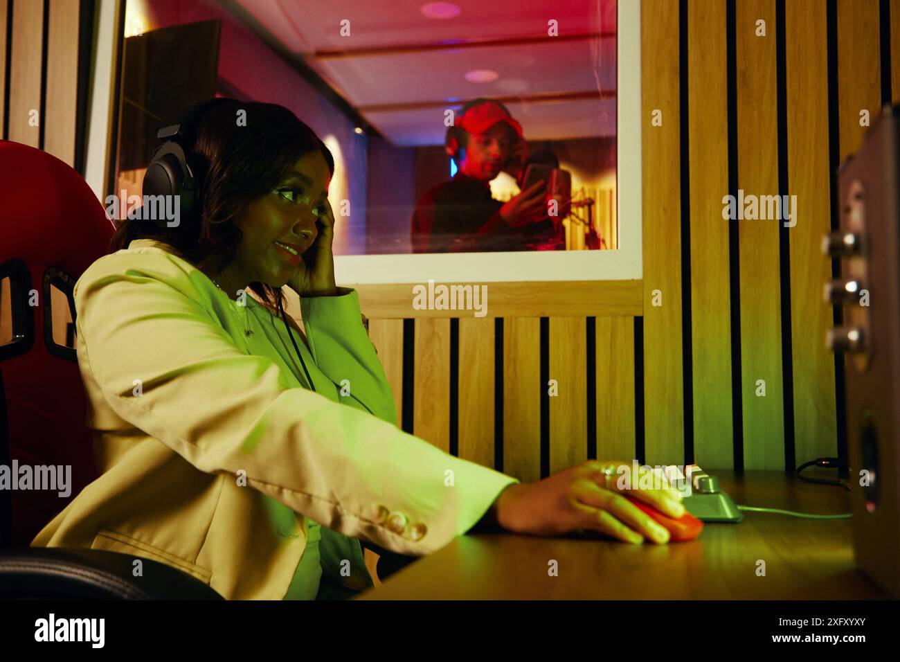 Komponist Nimmt Lied Mit Sänger Auf Stockfoto