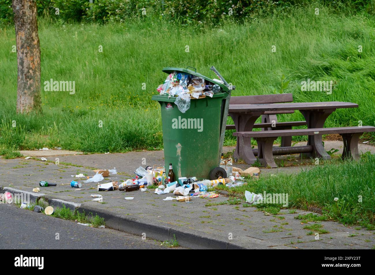 Mülltonne, Überlauf, Rastplatz, Autobahn, Hauptsaison, Urlaub, Sommer, Nordrhein-Westfalen, Deutschland Stockfoto