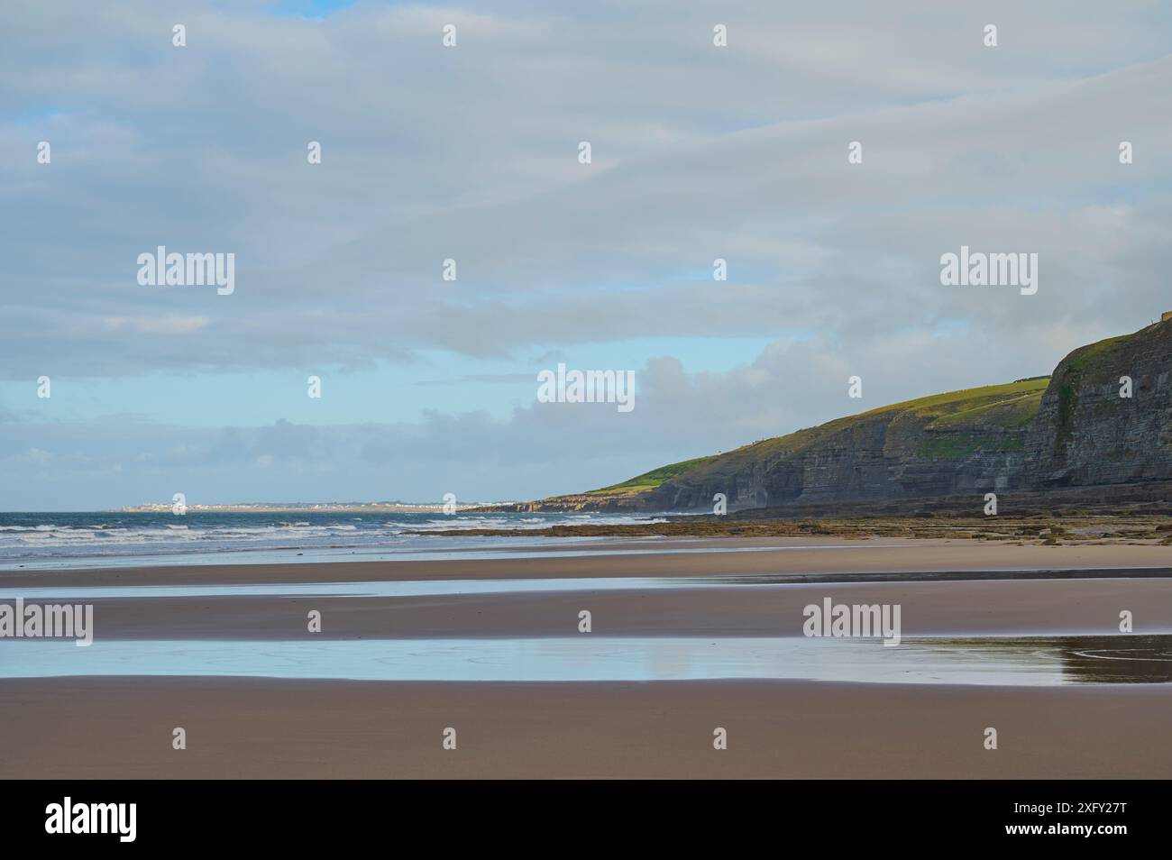 Küste, Strand, Sand, Wasser, Himmel, Sonnenaufgang, Sommer, Dunraven Bay, Southerndown, Bridgend, Glamorgan Heritage Coast, Wales, Vereinigtes Königreich Stockfoto