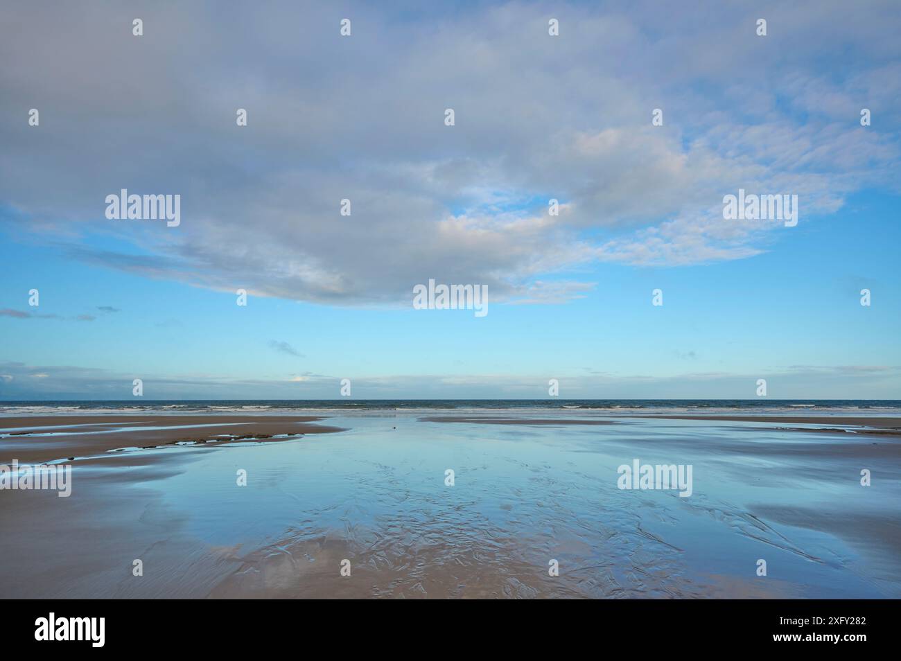 Küste, Strand, Sand, Wasser, Himmel, Sonnenaufgang, Sommer, Dunraven Bay, Southerndown, Bridgend, Glamorgan Heritage Coast, Wales, Vereinigtes Königreich Stockfoto