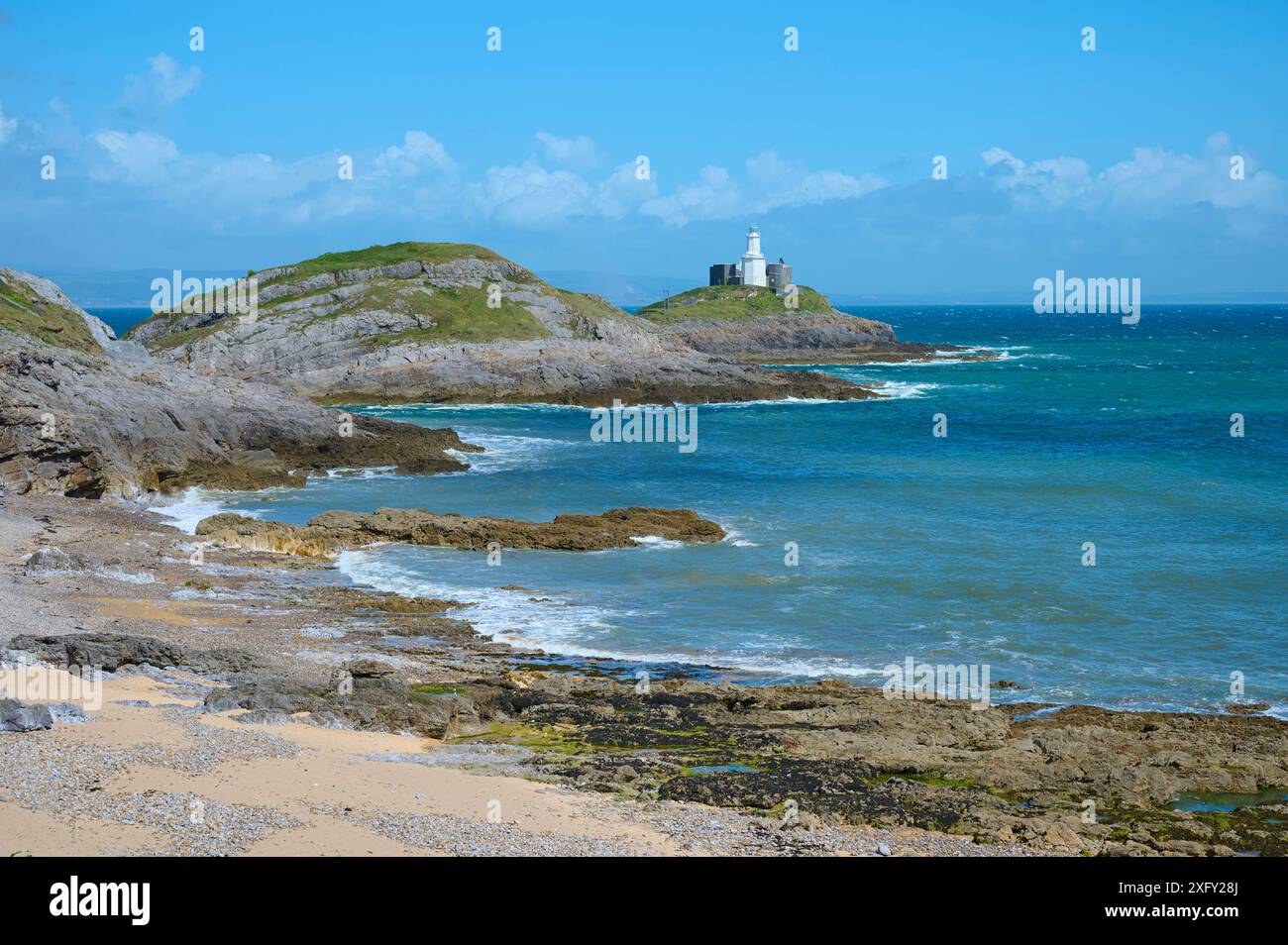 Kalksteinklippe, Leuchtturm, Küste, Meer, Himmel, Sommer, Mumbles Lighthouse, Mumbles Road, Mumbles, Swansea, Gower, Wales, Vereinigtes Königreich Stockfoto