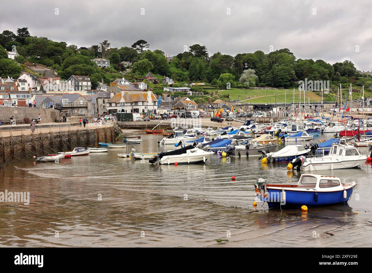 Lyme Regis Harbour in Dorset, England, mit Booten am Strand bei Ebbe Stockfoto