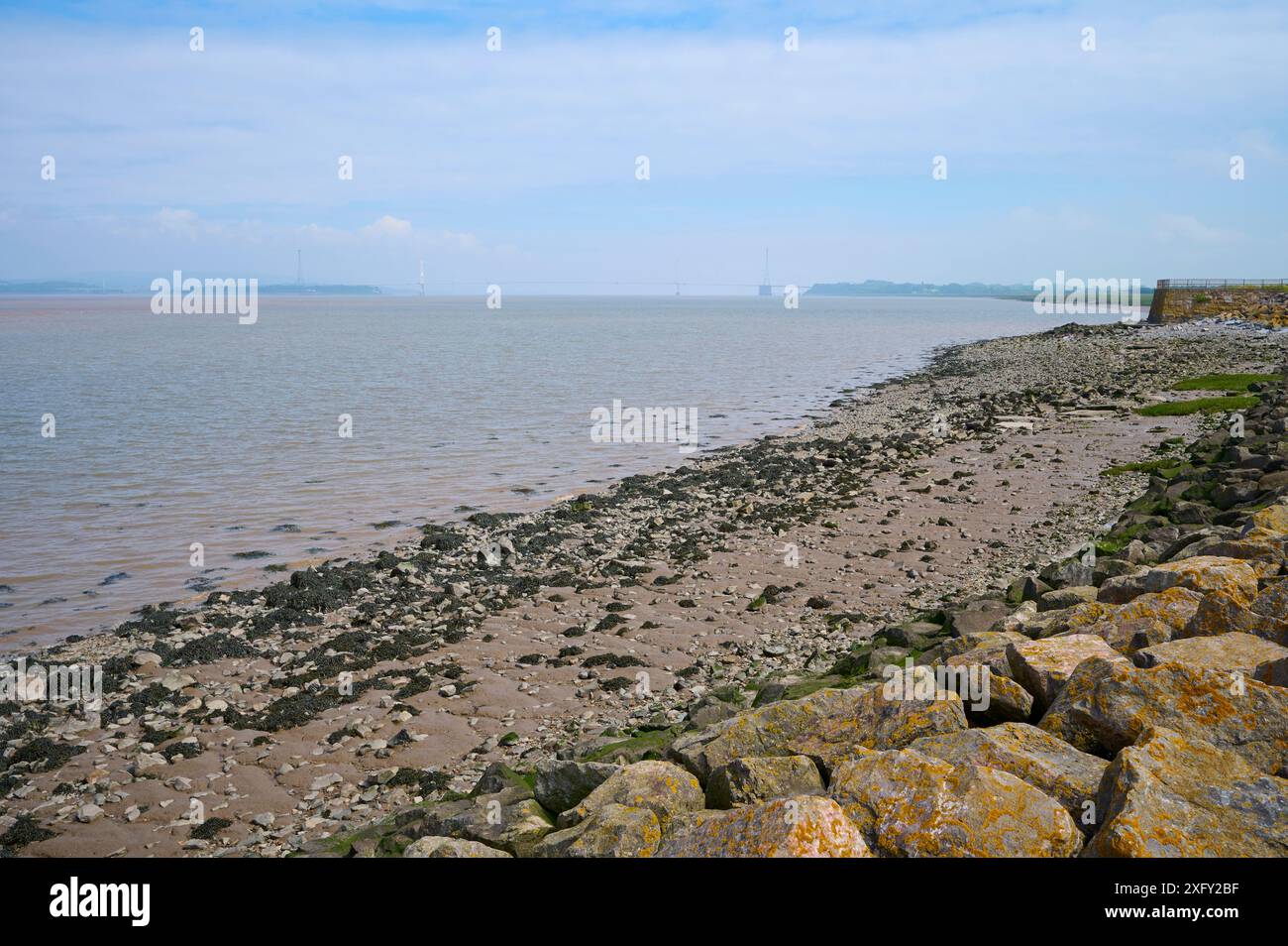 Felsige Küste, Stein, Strand, Meer, Himmel, Sommer, Nash Point, Marcross, Lantwit Major, Glamorgan Heritage Coast, Wales, Vereinigtes Königreich Stockfoto