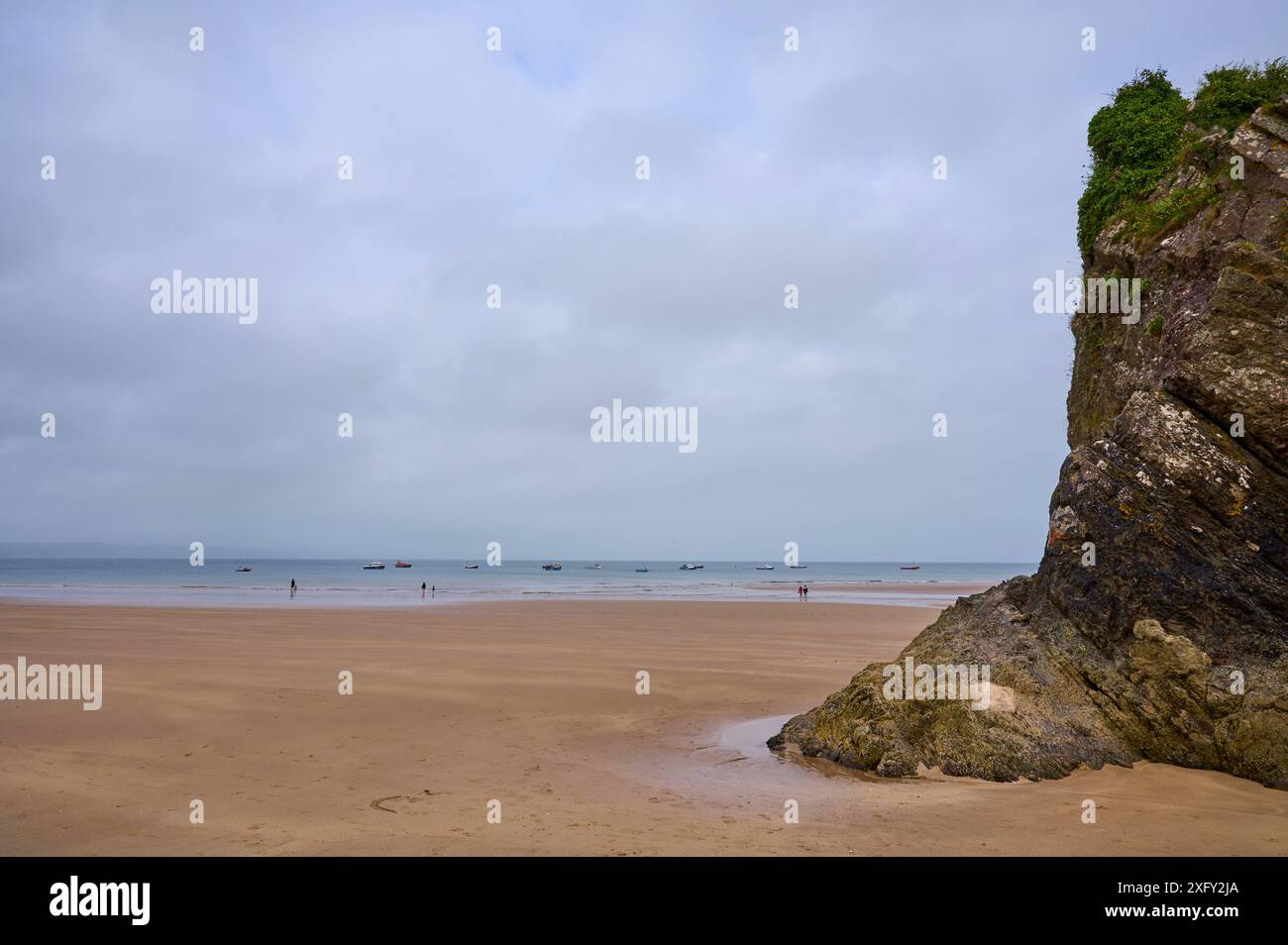 Strand, Felsen, Boote, Himmel, Sommer, Tenby, South Pembrokeshire, Wales, Vereinigtes Königreich Stockfoto