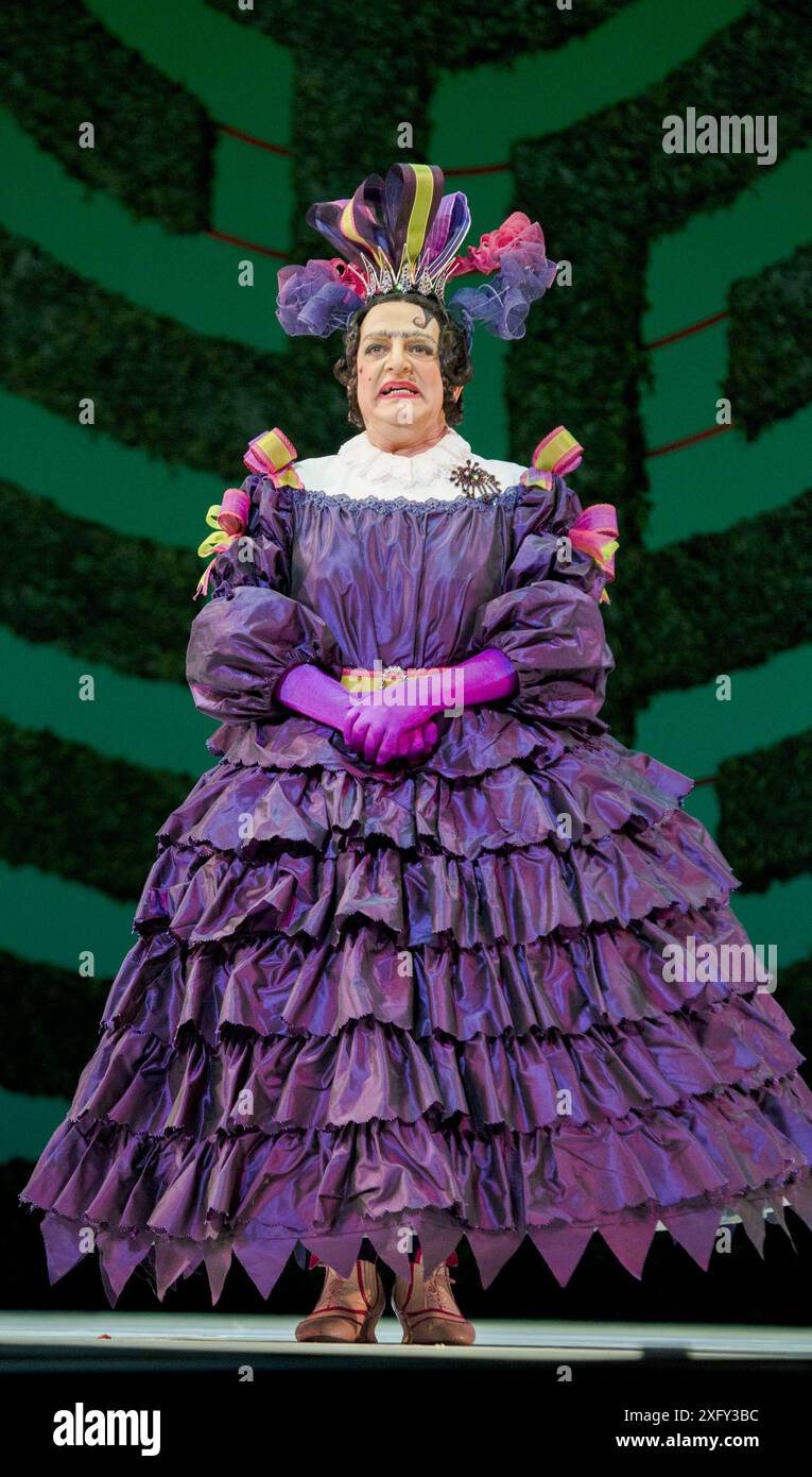 Simon Russell Beale (Herzogin) in ALICE's ADVENTURES IN WONDERLAND at the Royal Ballet, The Royal Opera House, Covent Garden, London WC2 03/03/2011 Choreographie: Christopher Wheeldon Komponist: Joby Talbot Szenario: Nichols Wright Design: Bob Crowley Beleuchtung: Natasha Katz Dirigent: Barry Wordsworth Stockfoto