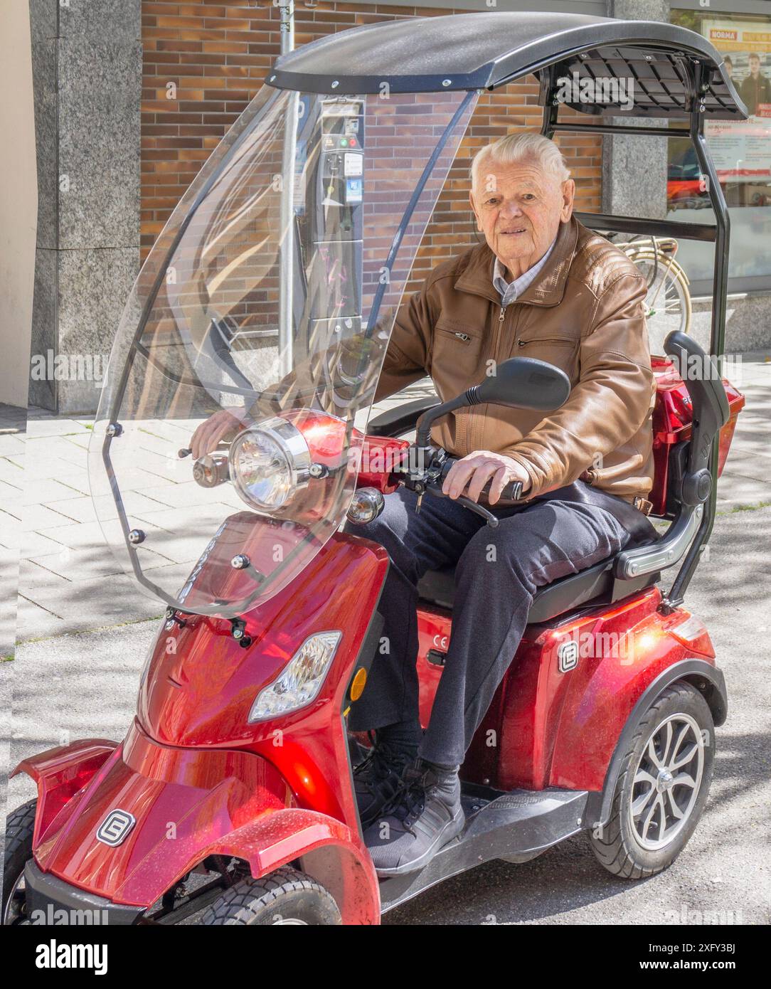 Seniorin mit Roller beim Einkaufen Stockfoto