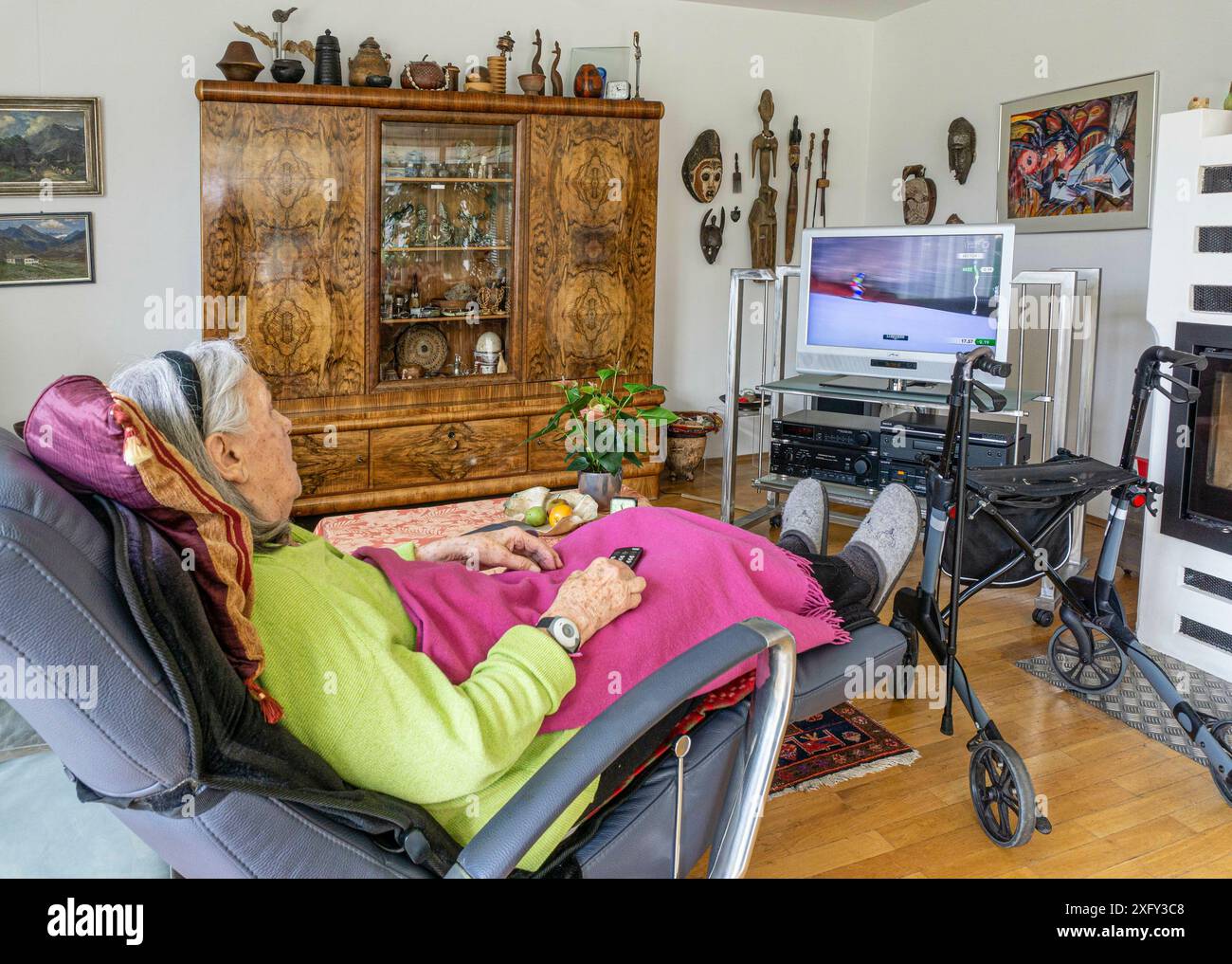 Seniorin beim Fernsehen Stockfoto