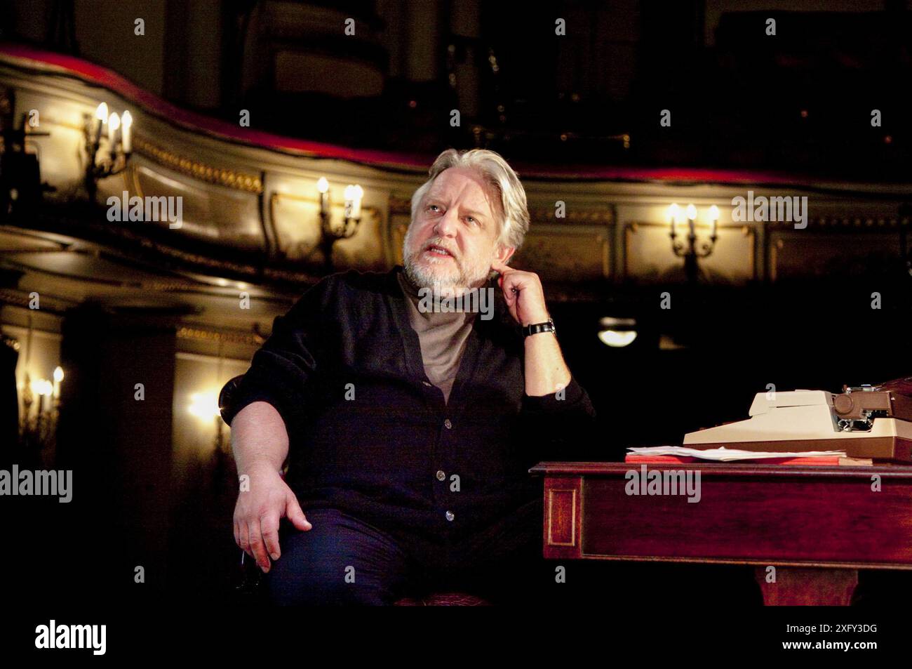 Simon Russell Beale (Sydney Bruhl) in DEATHTRAP von Ira Levin im Noel Coward Theatre, London WC2 07/09/2010 Design: Rob Howell Beleuchtung: Hugh Vanstone Regie: Matthew Warchus Stockfoto