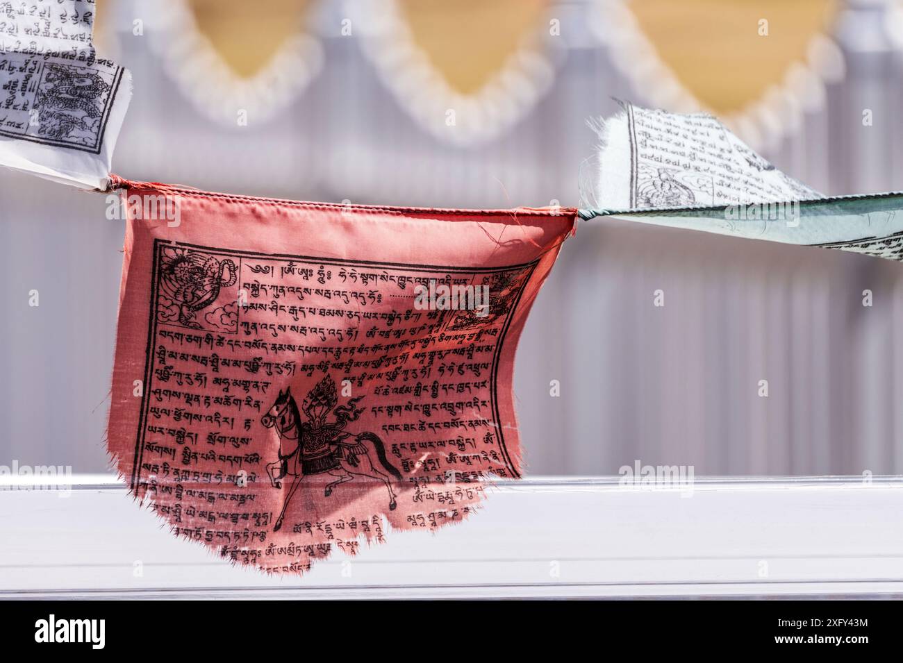 Zerrissene traditionelle buddhistische Gebetsfahnen flattern im Wind Stockfoto