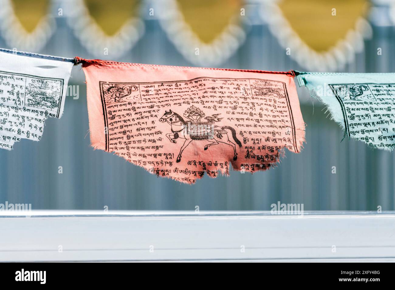 Zerrissene traditionelle buddhistische Gebetsfahnen flattern im Wind Stockfoto