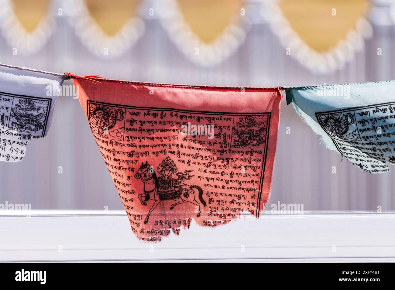 Zerrissene traditionelle buddhistische Gebetsfahnen flattern im Wind Stockfoto