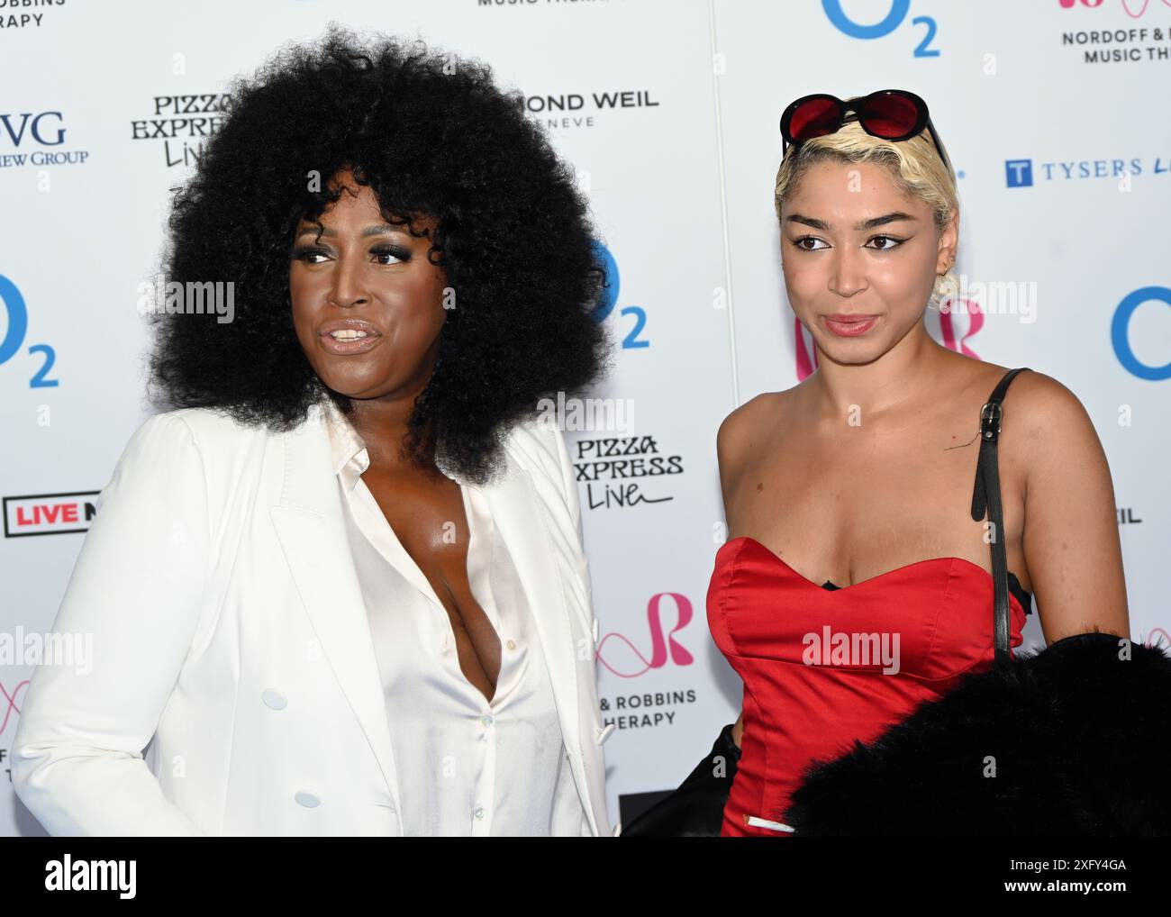 LONDON, ENGLAND: 5. Juli 2024: MICA Paris nimmt an den Nordoff and Robbins Teil O2 Silver Clefs Awards 2024 ist eine prestigeträchtige jährliche Veranstaltung, die von Nordoff and Robbins der größten Musiktherapie-Wohltätigkeitsorganisation Großbritanniens im JW Marriott Grosvenor House in London, Großbritannien veranstaltet wird. Stockfoto