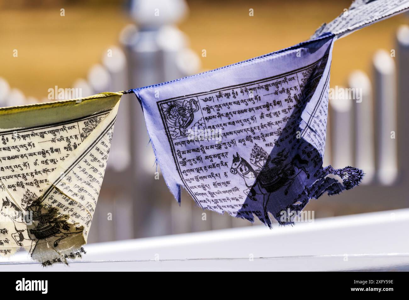 Zerrissene traditionelle buddhistische Gebetsfahnen flattern im Wind Stockfoto