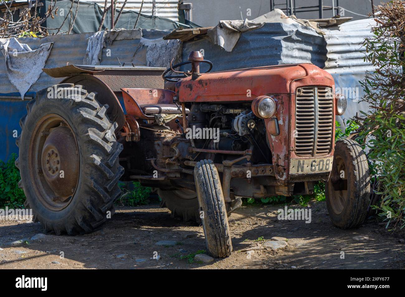 Gaziveren Zypern 02.17.2024 alter Traktor im Dorf Stockfoto