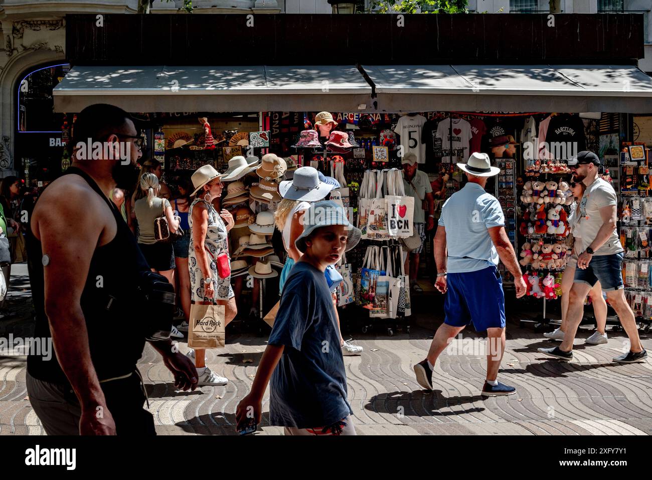 Die Menschen laufen die Rambla in Barcelona entlang, einem der wichtigsten Boulevards der Welt und Ziel von Millionen von Touristen und Passanten pro Jahr. Stockfoto