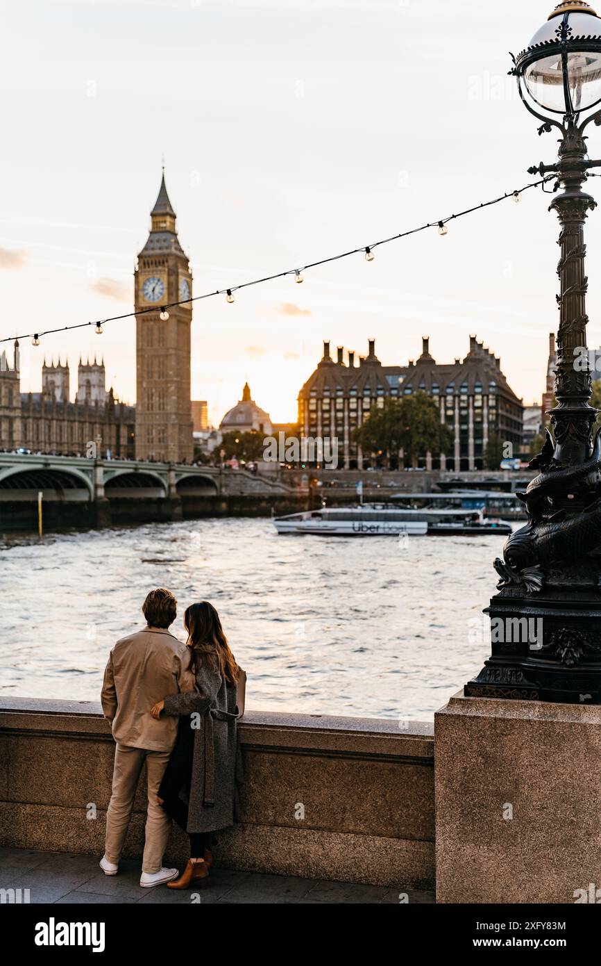 'Big Ben' Elizabeth Tower und die Houses of Parliament in der Abenddämmerung von der anderen Seite der Themse auf dem Queen's Walk, London, England, Großbritannien Stockfoto