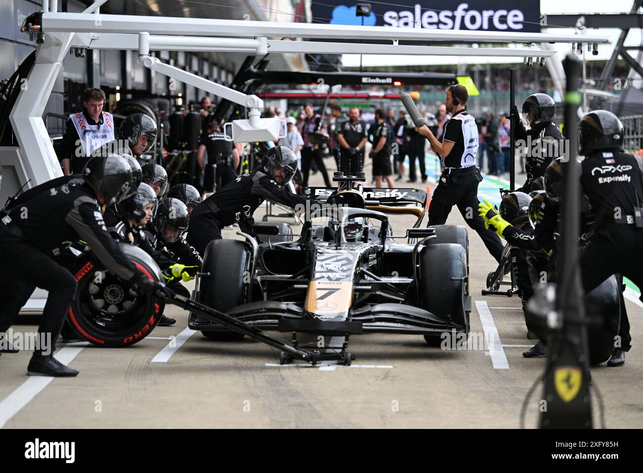 Silverstone Circuit, Northamptonshire, Großbritannien. Juli 2024. Formel 1 2024 Qatar Airways britischer F1 Grand Prix; Freier Trainingstag; die Netflix F1 Filmbesetzung Proben vor der zweiten Trainingseinheit Credit: Action Plus Sports/Alamy Live News Stockfoto