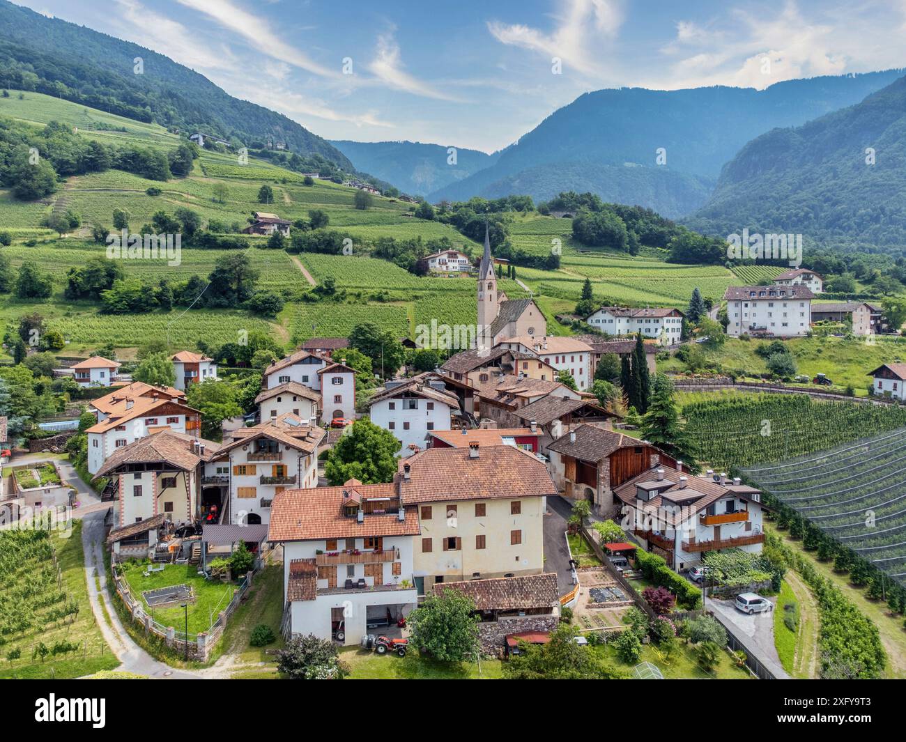 Das kleine Dorf Pinzano mit der Kirche St. Stephan, Montagna sulla Strada del Vino / Montan an der Weinstraße, Provinz Bozano, Südtirol, Italien Stockfoto