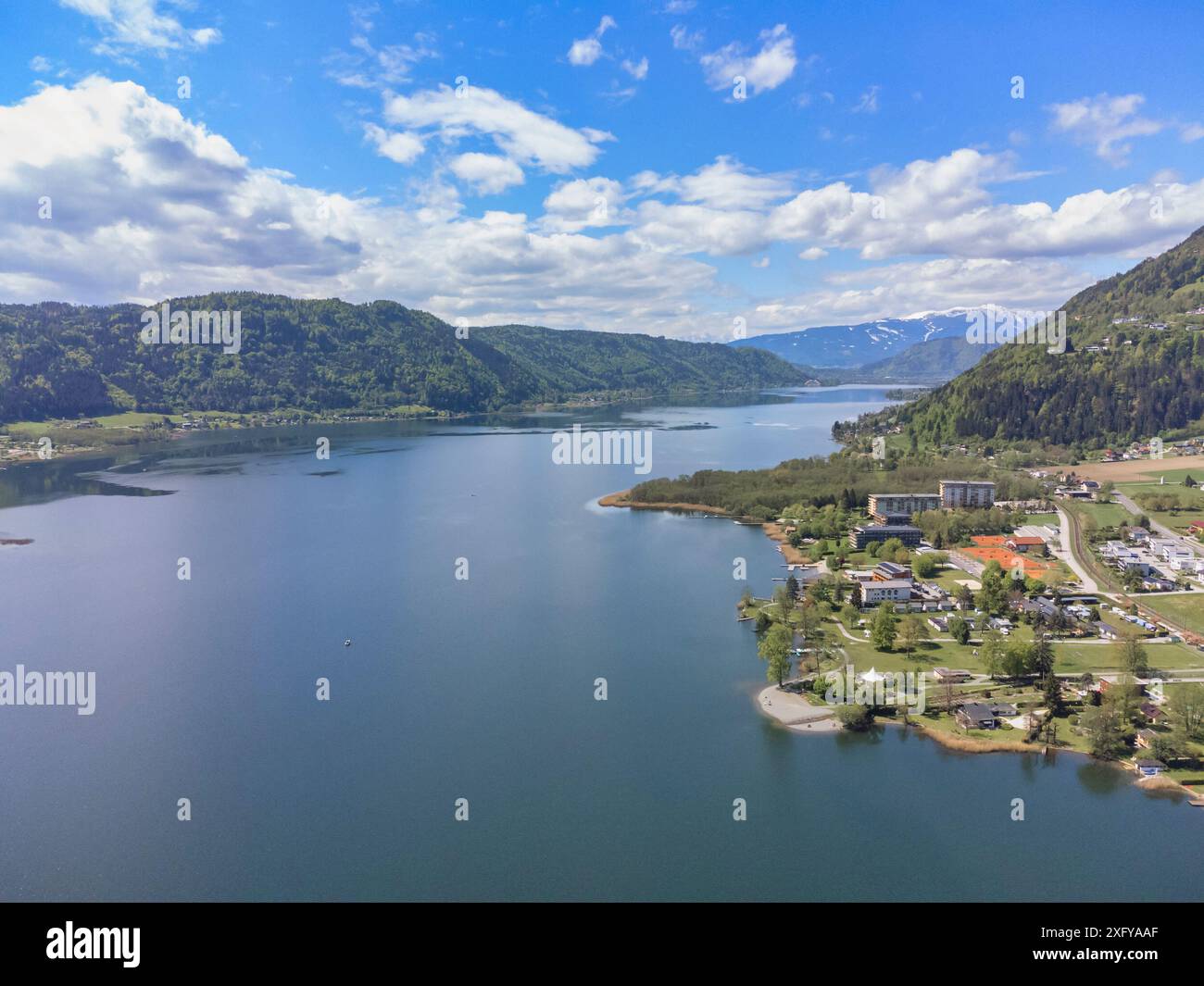 Luftaufnahme von Steindorf am Ossiacher See, Feldkirchen, Kärnten, Österreich Stockfoto