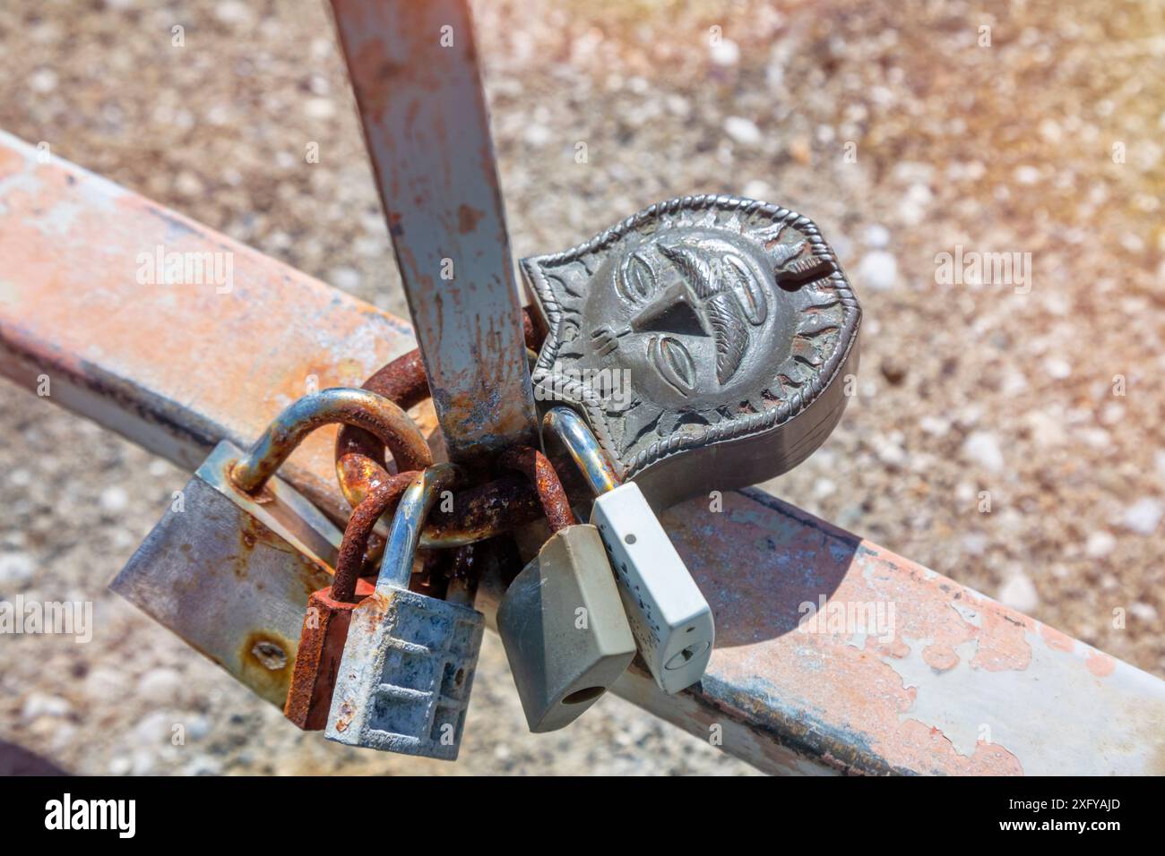 Liebe Vorhängeschlösser auf dem Geländer einer Brücke, Villach, Kärnten, Österreich Stockfoto