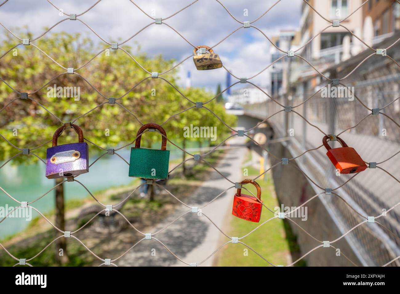 Liebe Vorhängeschlösser an der Promenade entlang der Drau im Zentrum von Villach, Kärnten, Österreich Stockfoto