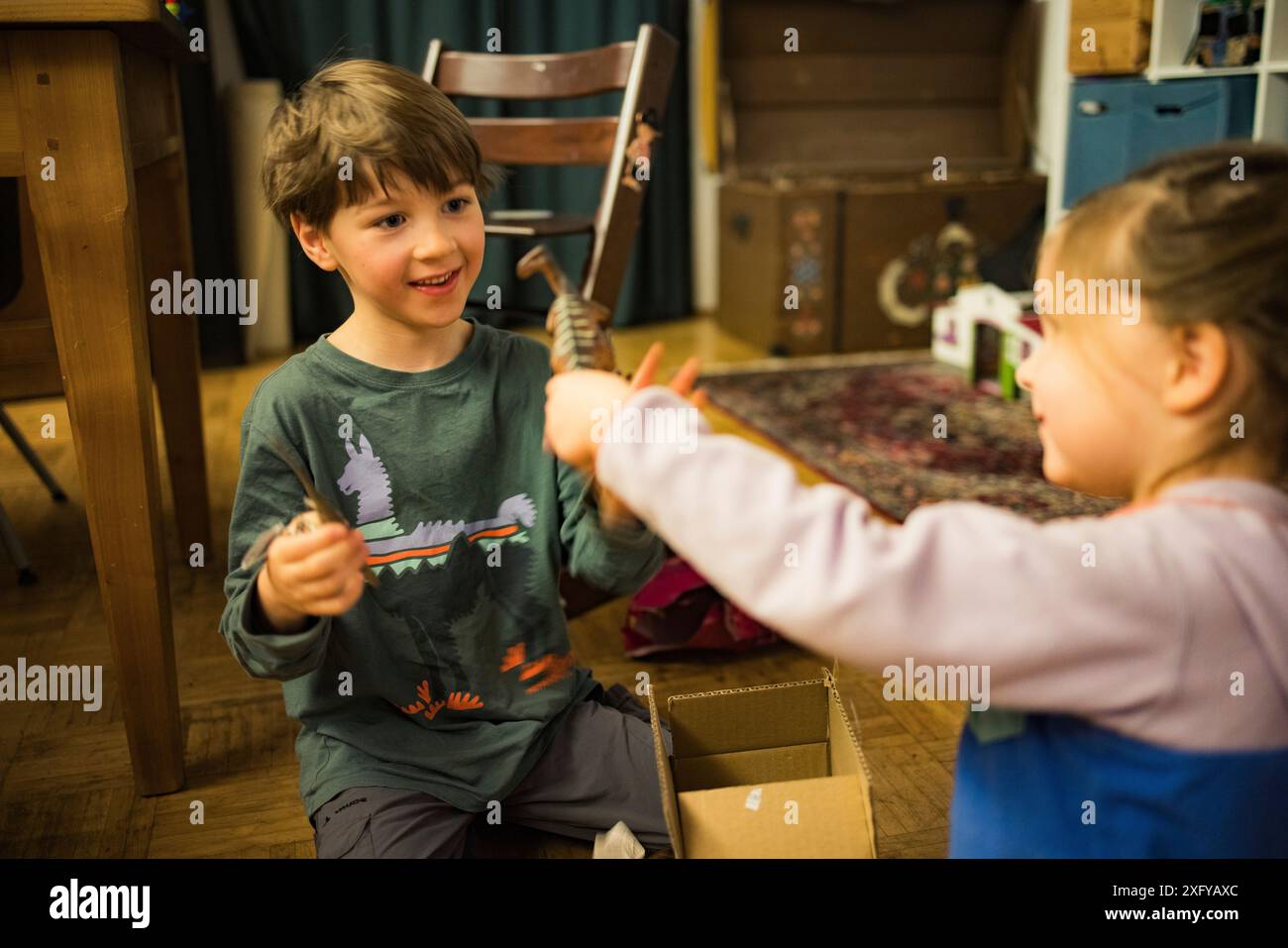 Geschwister spielen mit Spielzeugfiguren zusammen Stockfoto