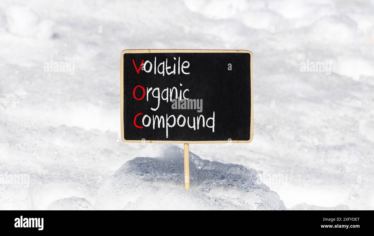 VOC-Symbol für flüchtige organische Verbindungen. Konzeptworte VOC flüchtige organische Verbindung auf schöner gelber Tafel. Schöner Schnee Hintergrund. Unternehmen Stockfoto