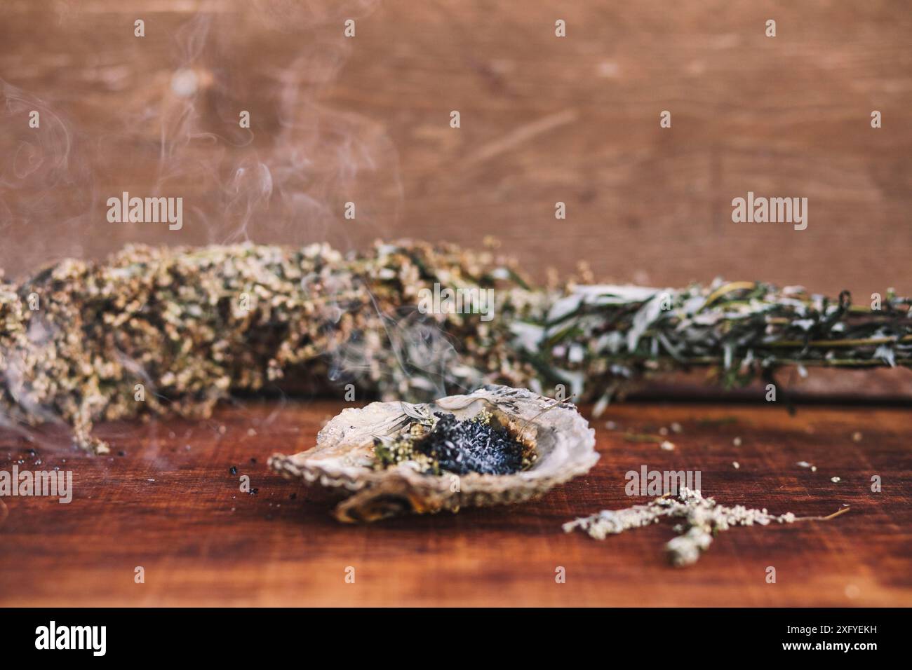 Getrockneter Beifuß in einer Schale für beruhigenden Rauch Stockfoto
