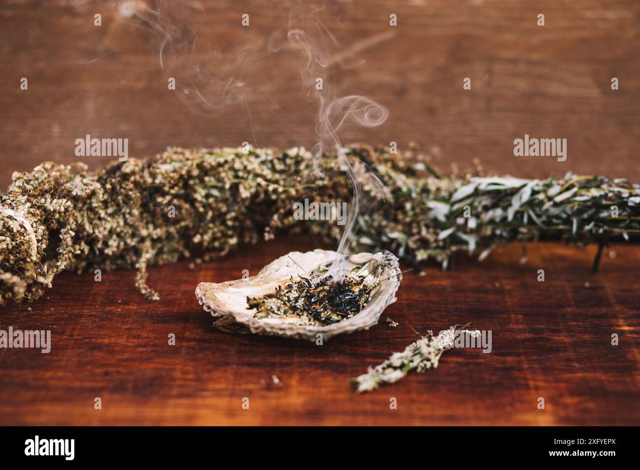 Getrockneter Beifuß in einer Schale für beruhigenden Rauch Stockfoto