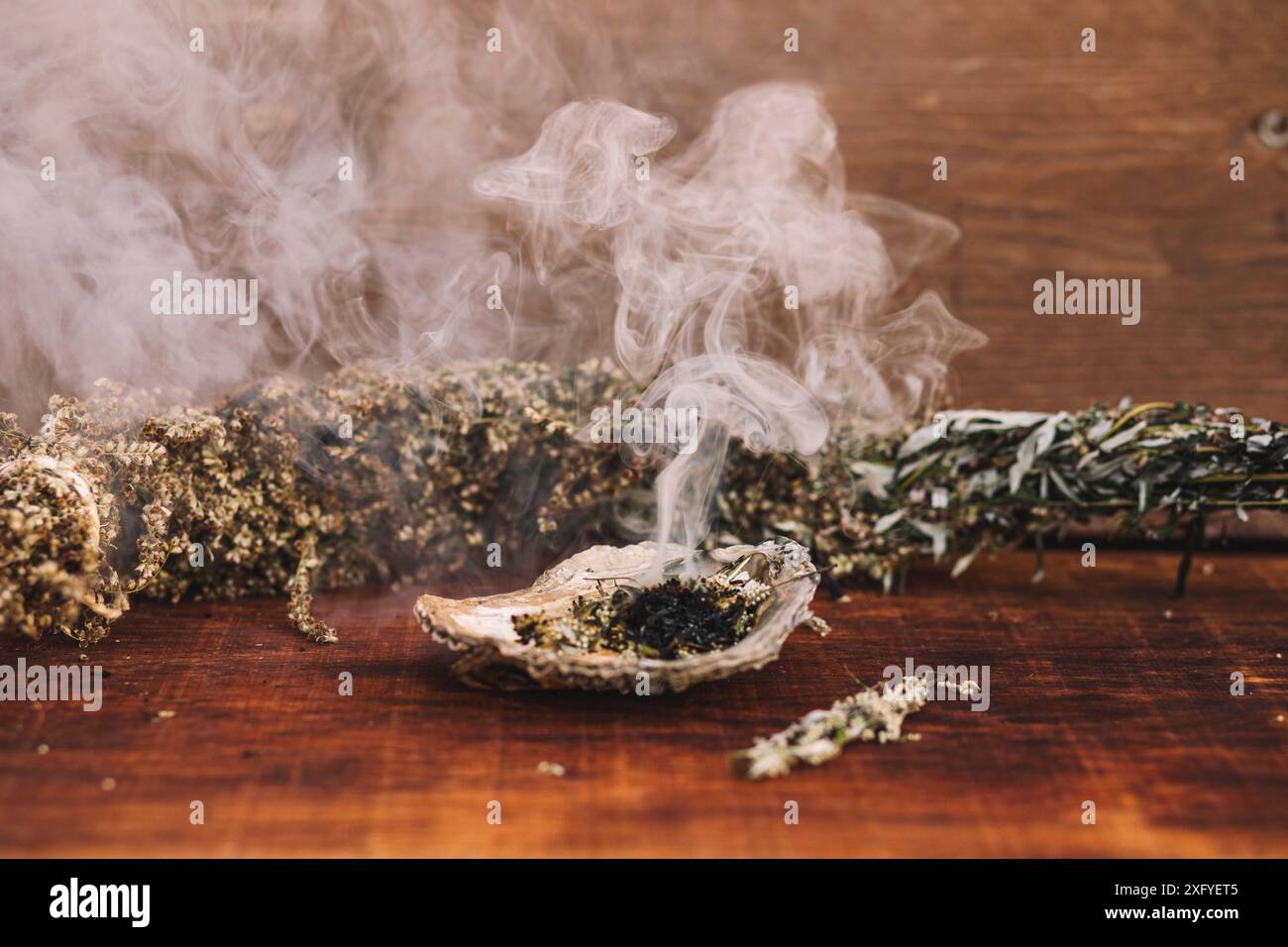 Getrockneter Beifuß in einer Schale für beruhigenden Rauch Stockfoto