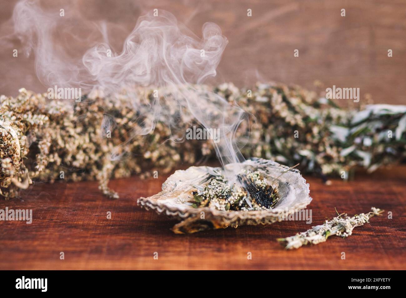 Getrockneter Beifuß in einer Schale für beruhigenden Rauch Stockfoto