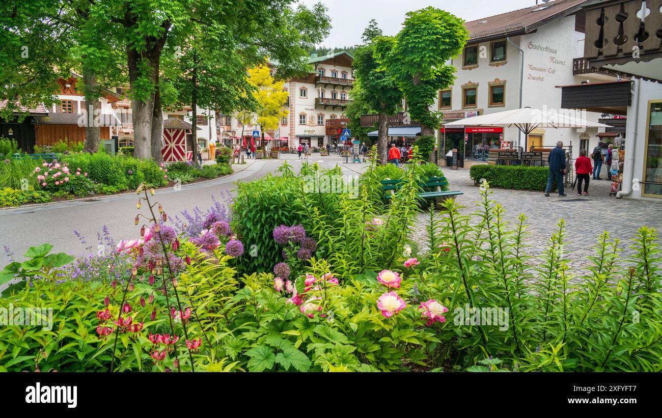 Deutschland, Bayern, Mittenwald, in der historischen Altstadt sind viele Häuser mit künstlerischer Lüftlmalerei an der Fassade dekoriert Stockfoto