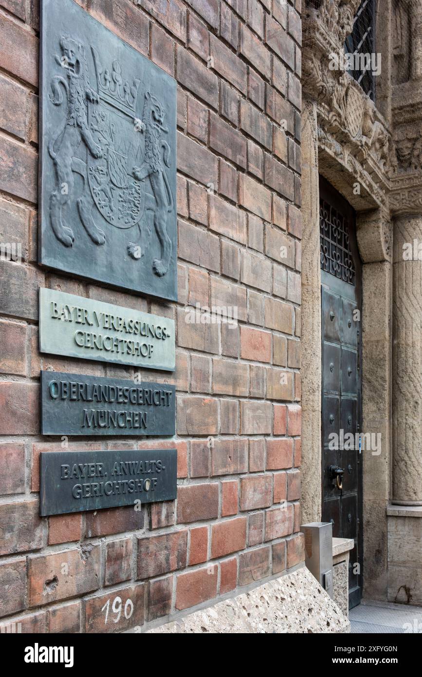 Eingang zum Gerichtsgebäude des Bayerischen Verfassungsgerichts, des Oberlandesgerichts München und des Bayerischen Anwaltsgerichts München neben dem Justizpalast Stockfoto