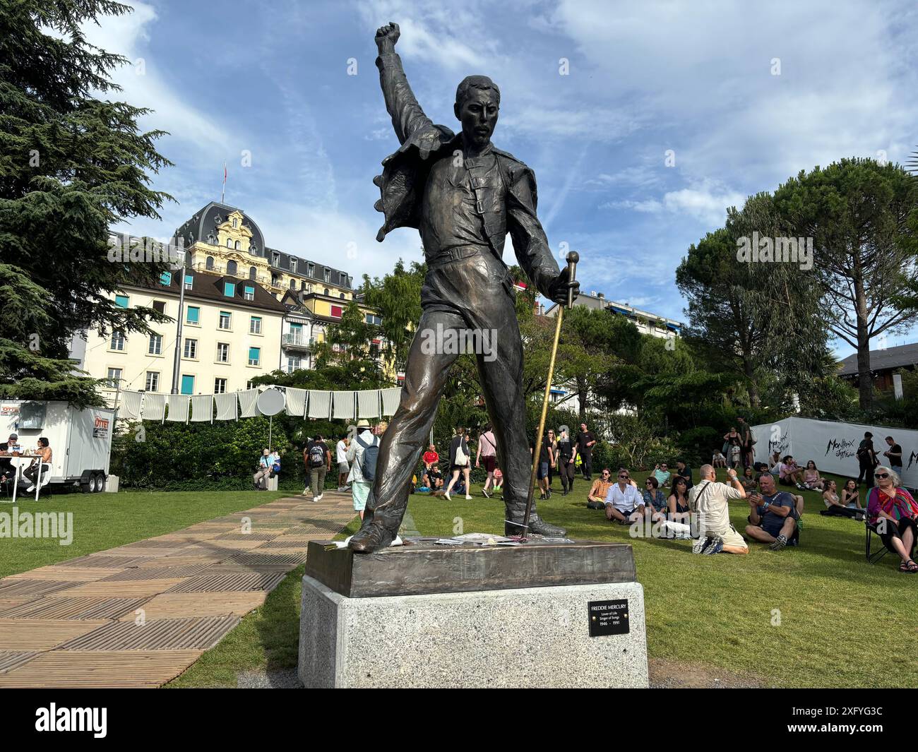 Montreux, Schweiz. Juli 2024. Die Bronzestatue von Freddie Mercury der Künstlerin Irena Sedlecká steht am Ufer des Genfer Sees. Quelle: Christiane Oelrich/dpa/Alamy Live News Stockfoto