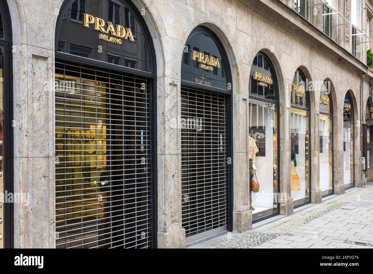 Das Damenmodegeschäft Prada in der Perusastraße in München Stockfoto