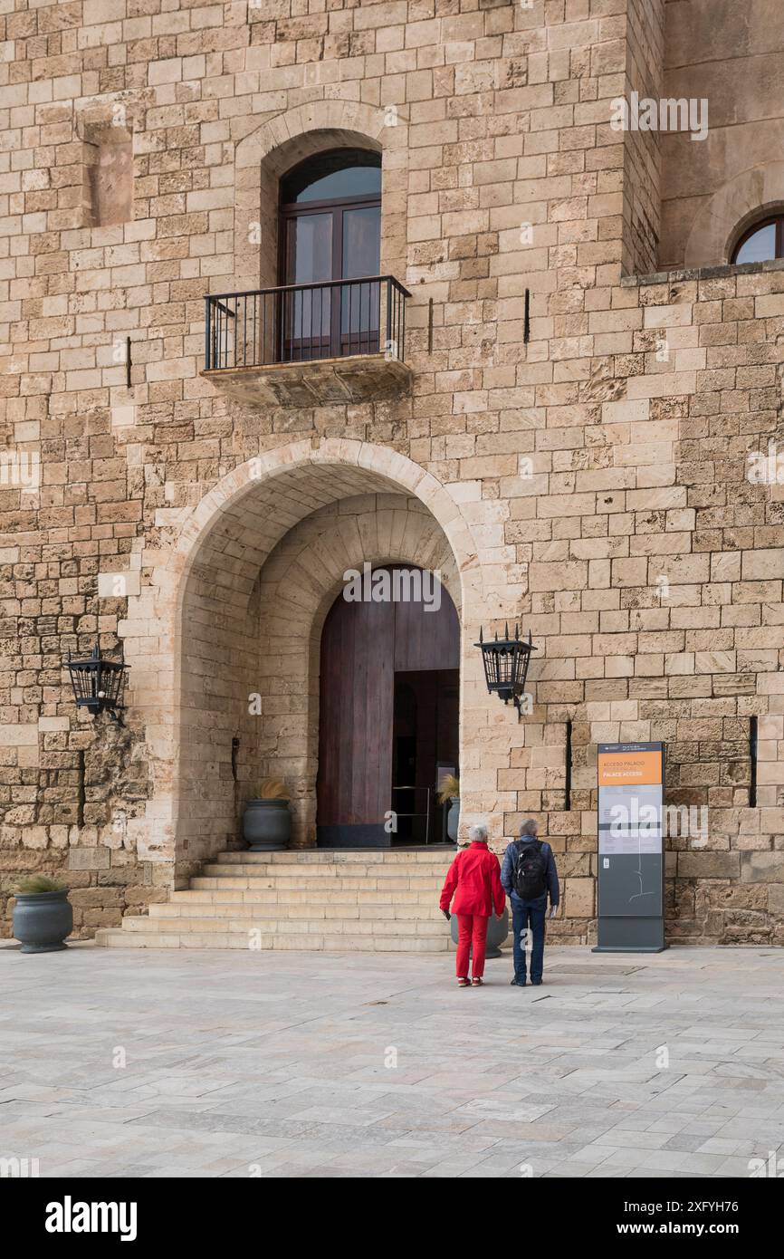 Besucher vor dem Haupteingang des Königspalastes La Almudaina, Palma, Mallorca, Balearen, Spanien, Europa Stockfoto