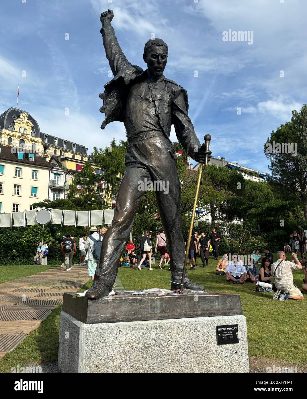 Montreux, Schweiz. Juli 2024. Die Bronzestatue von Freddie Mercury der Künstlerin Irena Sedlecká steht am Ufer des Genfer Sees. Quelle: Christiane Oelrich/dpa/Alamy Live News Stockfoto