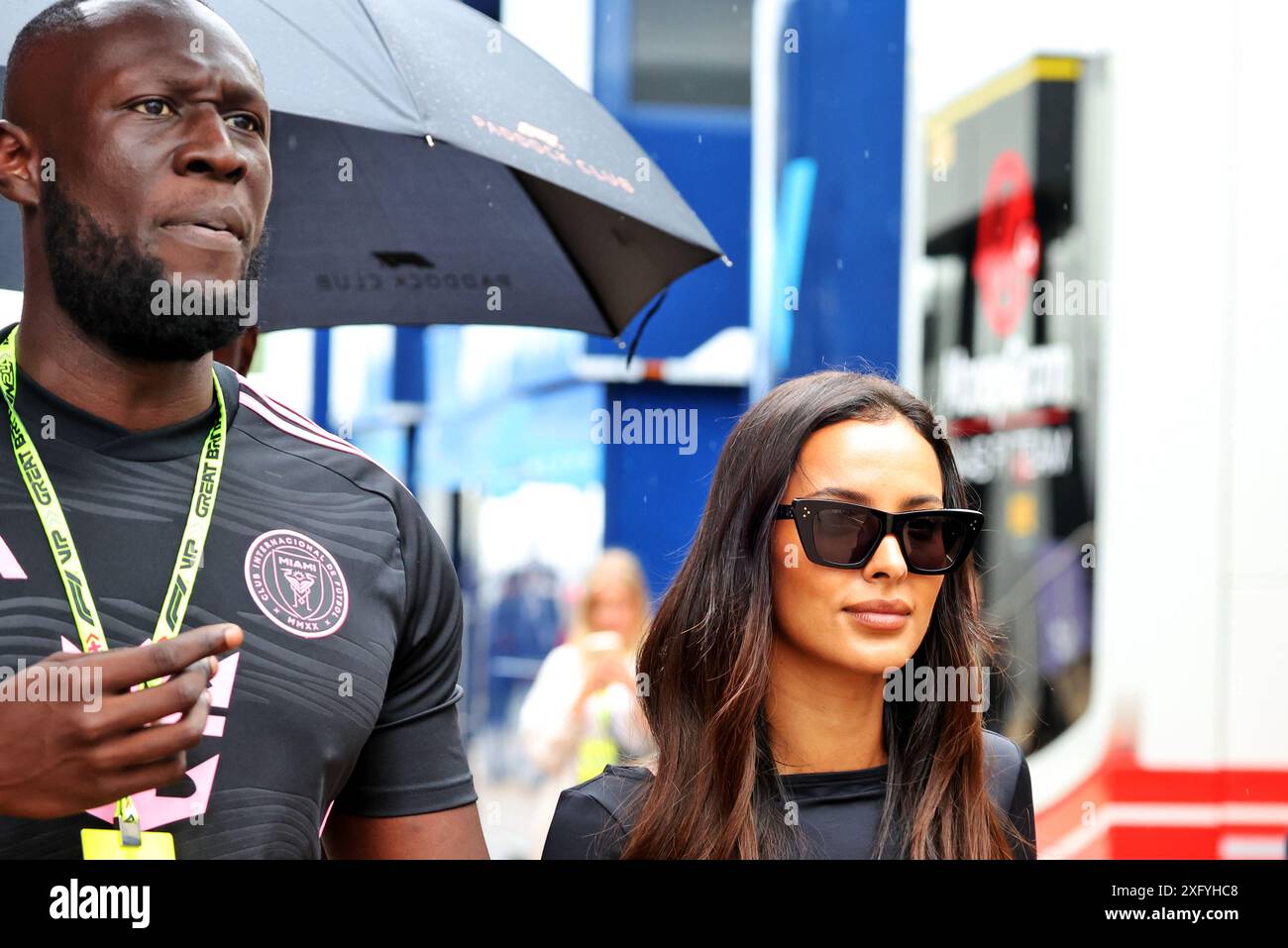 Silverstone, Großbritannien. Juli 2024. (L zu R): Stormzy (GBR) Rapper mit seiner Freundin Maya Jama (GBR) TV Moderatorin. 05.07.2024. Formel-1-Weltmeisterschaft, Rd 12, Britischer Grand Prix, Silverstone, England, Übungstag. Das Foto sollte lauten: XPB/Alamy Live News. Stockfoto