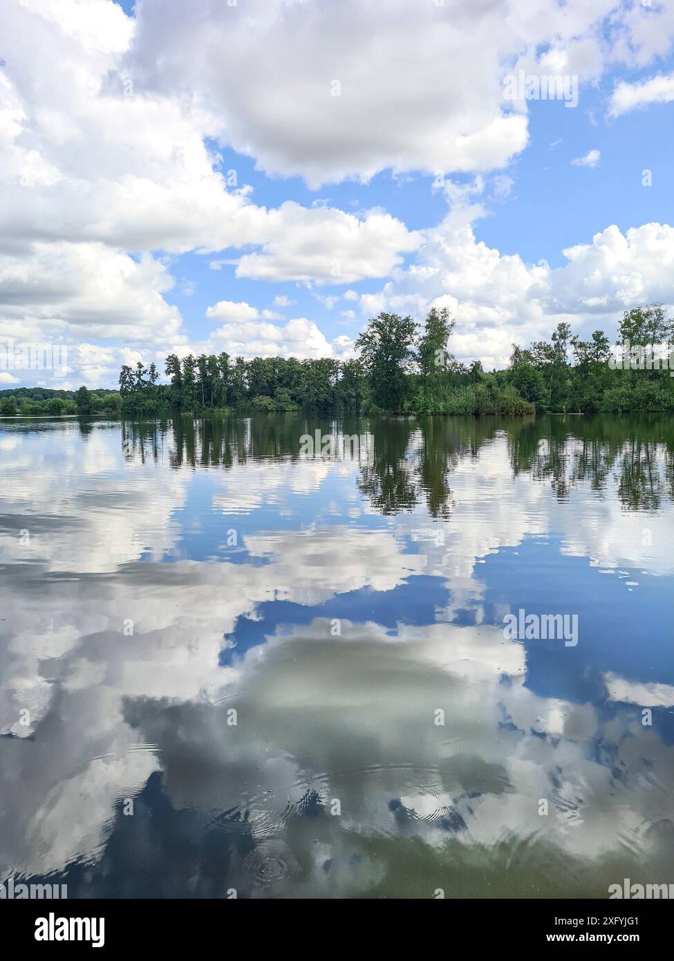 Starke Wolkenbildung am Himmel über einem See an einem Sommertag im August, Klimawandel, Nordrhein-Westfalen, Deutschland Stockfoto