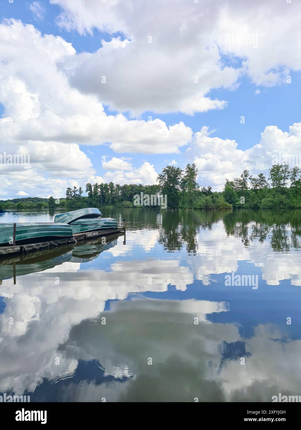 Zwei Boote liegen auf dem Holzsteg am Ufer, schwere Wolken am Himmel über einem See an einem Sommertag im August, Klimawandel, Nordrhein-Westfalen, Deutschland Stockfoto