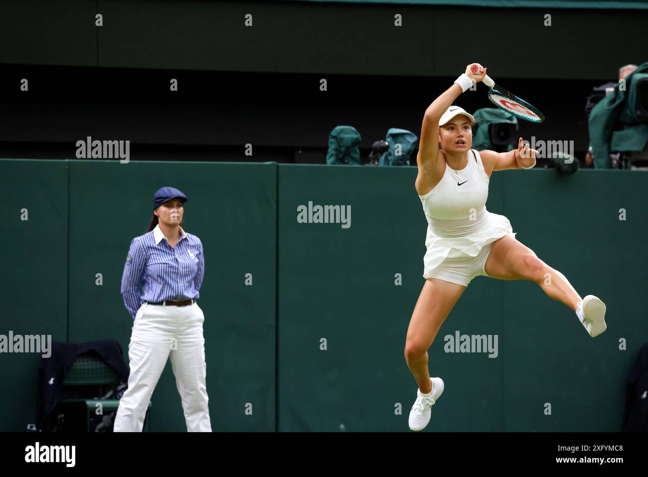 Wimbledon, London, Großbritannien. Juli 2024. Emma Raducanu während ihrer dritten Runde im Einzelspiel der Frauen gegen Maria Sakkari von Griechenland am Centre Court in Wimbledon. Quelle: Adam Stoltman/Alamy Live News Stockfoto Wimbledon, London, Großbritannien. Juli 2024. Emma Raducanu während ihrer dritten Runde im Einzelspiel der Frauen gegen Maria Sakkari von Griechenland am Centre Court in Wimbledon. Quelle: Adam Stoltman/Alamy Live News Stockfoto