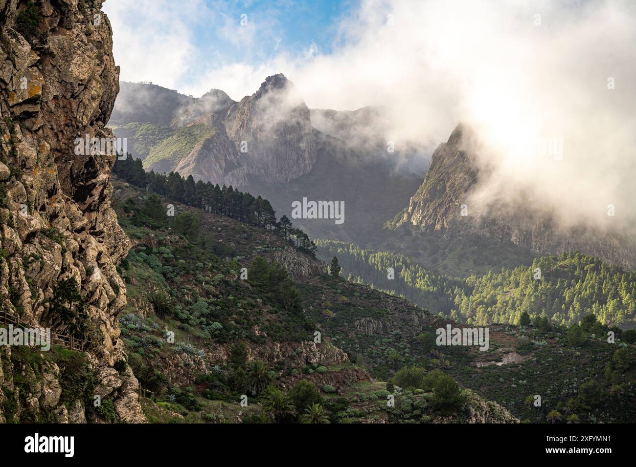 Die vulkanischen Felsen von Los Roques im Nebel, La Gomera Island, die Kanarischen Inseln, Spanien Stockfoto