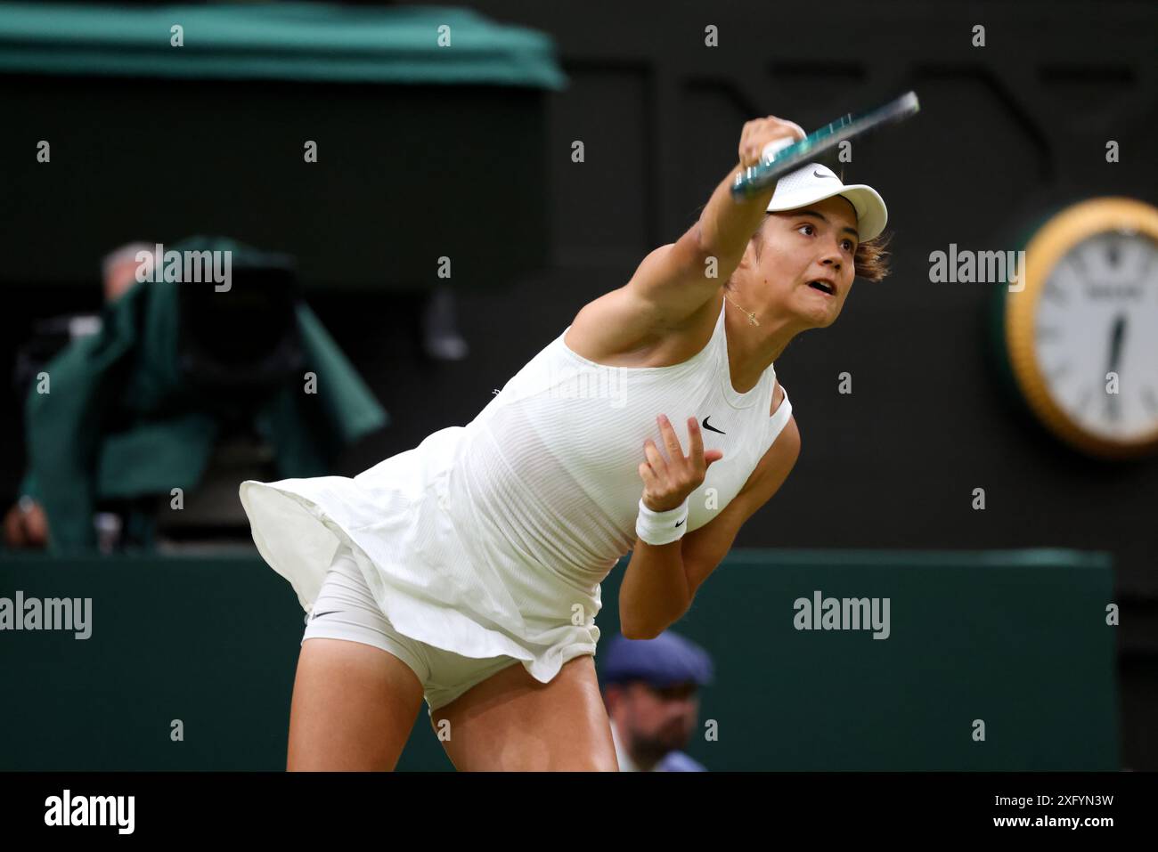 Wimbledon, London, Großbritannien. Juli 2024. Emma Raducanu während ihrer dritten Runde im Einzelspiel der Frauen gegen Maria Sakkari von Griechenland am Centre Court in Wimbledon. Quelle: Adam Stoltman/Alamy Live News Stockfoto Wimbledon, London, Großbritannien. Juli 2024. Emma Raducanu während ihrer dritten Runde im Einzelspiel der Frauen gegen Maria Sakkari von Griechenland am Centre Court in Wimbledon. Quelle: Adam Stoltman/Alamy Live News Stockfoto