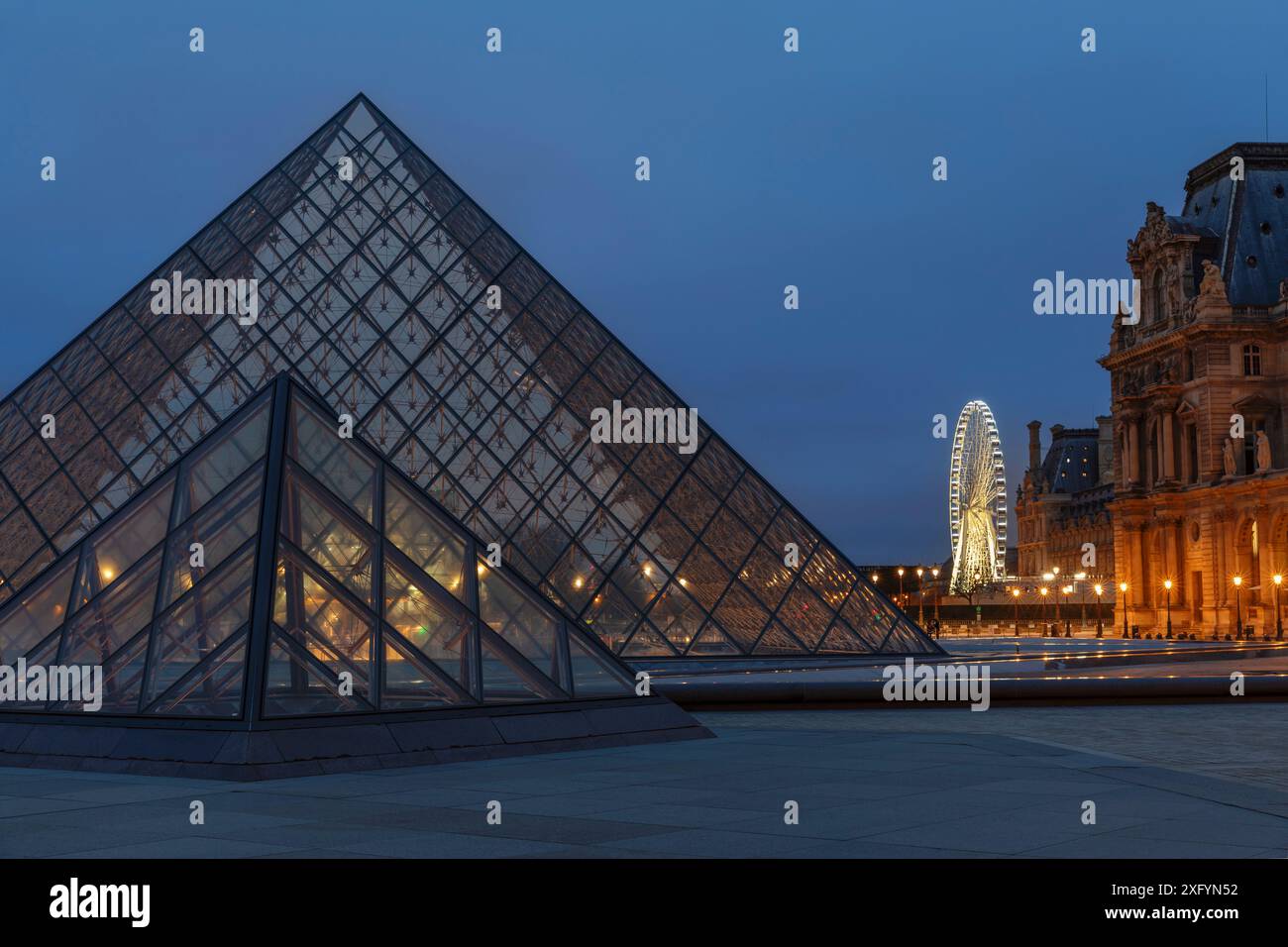 Glaspyramide im Louvre, Paris, Ile de France, Frankreich Stockfoto