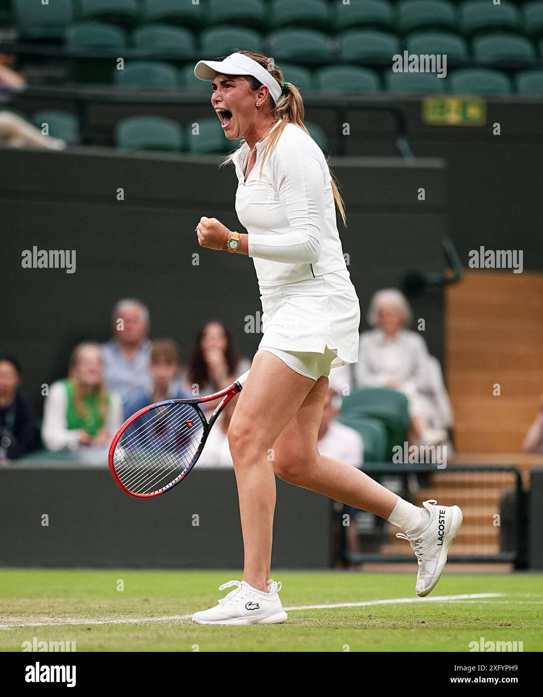 Donna Vekic reagiert während ihres Spiels gegen Dayana Yastremska (nicht abgebildet) am fünften Tag der Wimbledon Championships 2024 im All England Lawn Tennis and Croquet Club in London. Bilddatum: Freitag, 5. Juli 2024. Stockfoto