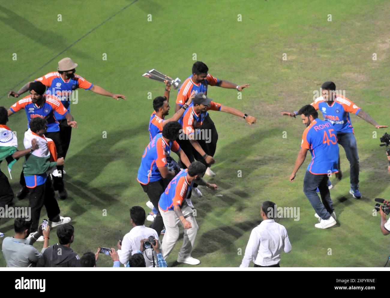 MUMBAI, INDIEN - 4. JULI: Das indische Cricket-Team feiert am 4. Juli 2024 im Wankhede-Stadion in Mumbai, Indien, den T20-Weltmeisterschaftssieg. (Foto: Prakash Parsekar/Hindustan Times/SIPA USA) Stockfoto